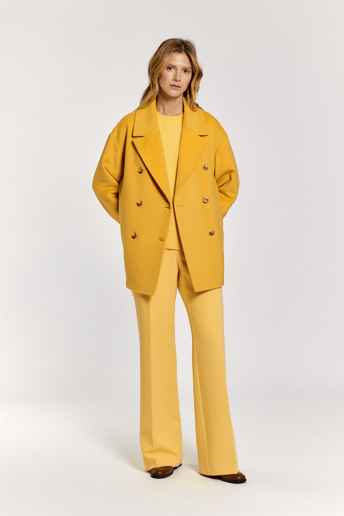 Двубортное полупальто прямого силуэта длиной до бедер с английским воротником.