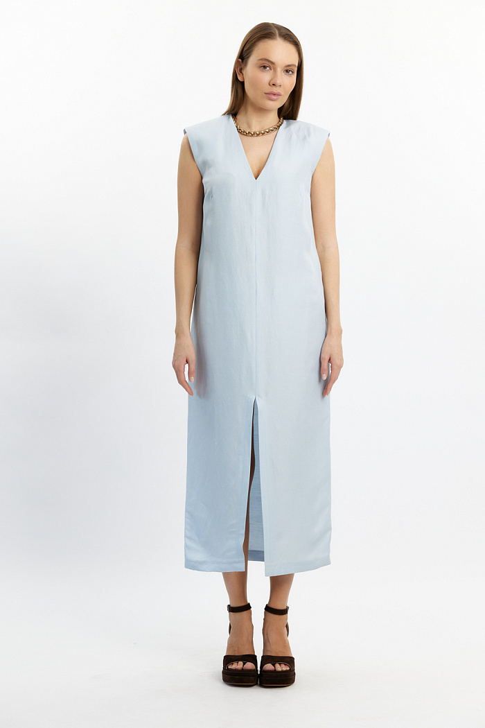 Платье О-силуэта с акцентными линиями плеча на подплечиках. По переду разрез, длина миди.