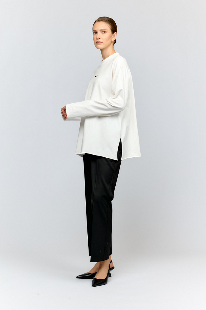 Лонгслив в молочном цвете с трендовым силуэтом оверсайз и изящной вышивкой трёх сердец. Комфортный круглый вырез горловины и декоративные разрезы по бокам создают современный образ.
Мягкий хлопковый трикотаж делает лонгслив идеальным выбором для создания модных повседневных образов.