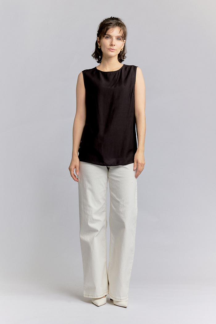 Блуза свободного прямого кроя.