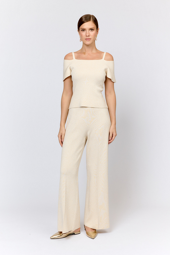 Трикотажные  брюки в молочно-золотом цвете с резинкой по талии. Модель прямого силуэта. Мягкий материал с вискозой и эластаном  обеспечивает идеальную посадку и комфорт при носке. Сочетайте с джемпером или топом  из аналогичного трикотажа для создания стильного тотал лук.