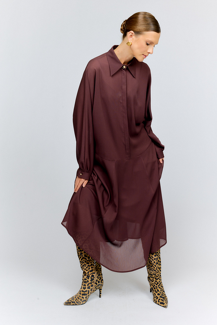 Платье свободного кроя с заниженной линией талии из фактурного шифона богатого оттенка горького шоколада - роскошная инвестиция в стильный гардероб для осени. Платье состоит из двух элементов : верхний - полупрозрачное платье, нижний - комбинация. С жакетами и свитерами создаст теплые комплекты и соберет для вас массу комплиментов.