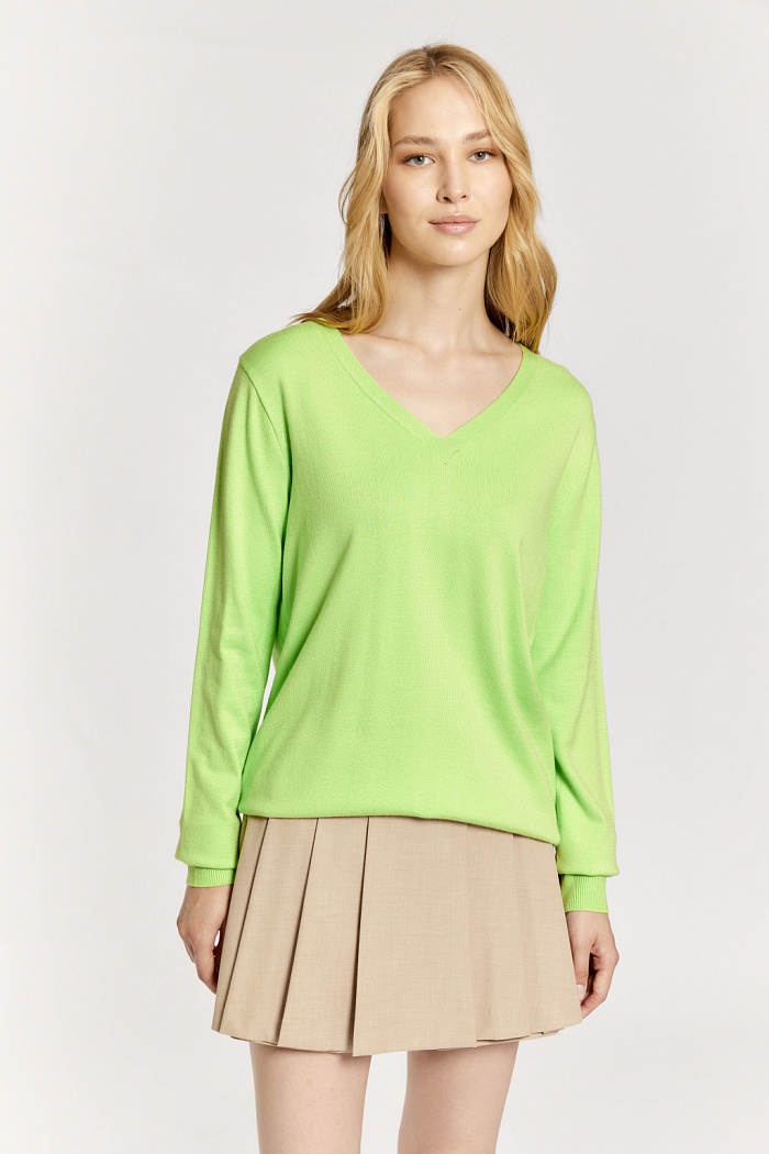 Джемпер с V-образным вырезом и логотипом по низу.