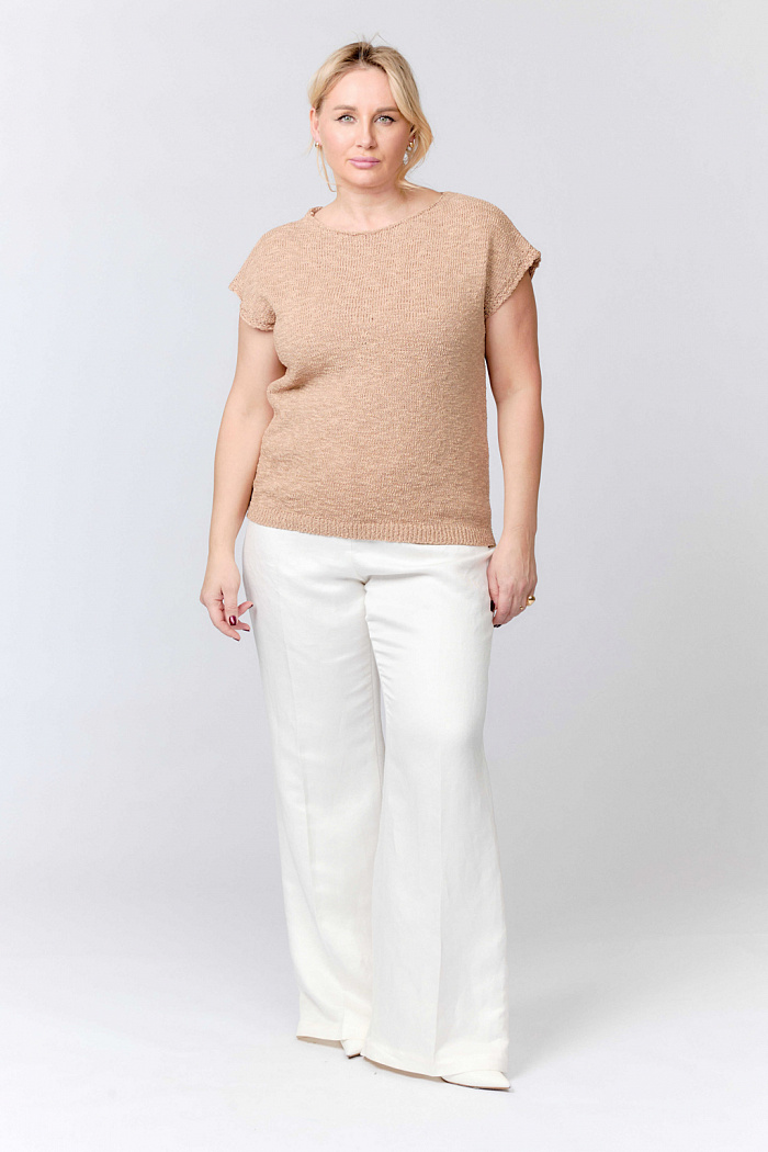 Джемпер без рукавов свободного кроя с круглым вырезом.