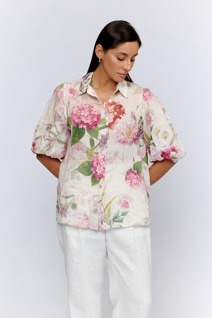 Блуза свободного силуэта с коротким рукавом на резинке. Застежка на пуговицах.