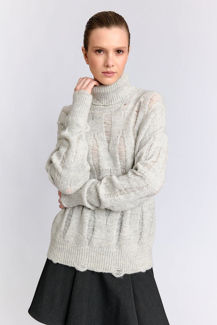 Джемпер с высоким горлом.