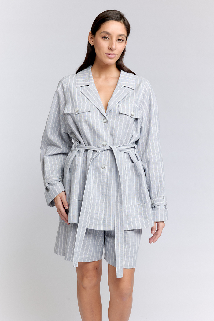 Шорты свободного силуэта на поясе и резинке. Карманы по бокам. Длина до середины бедра.