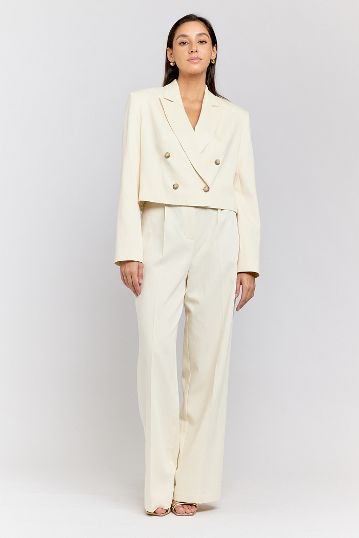 Жакет укороченный двубортный с английским воротником.