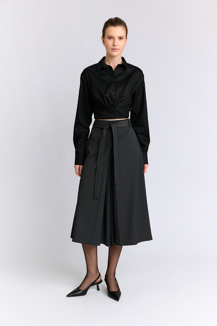 Шорты-юбка длиной ниже колен со складками по среднему шву.