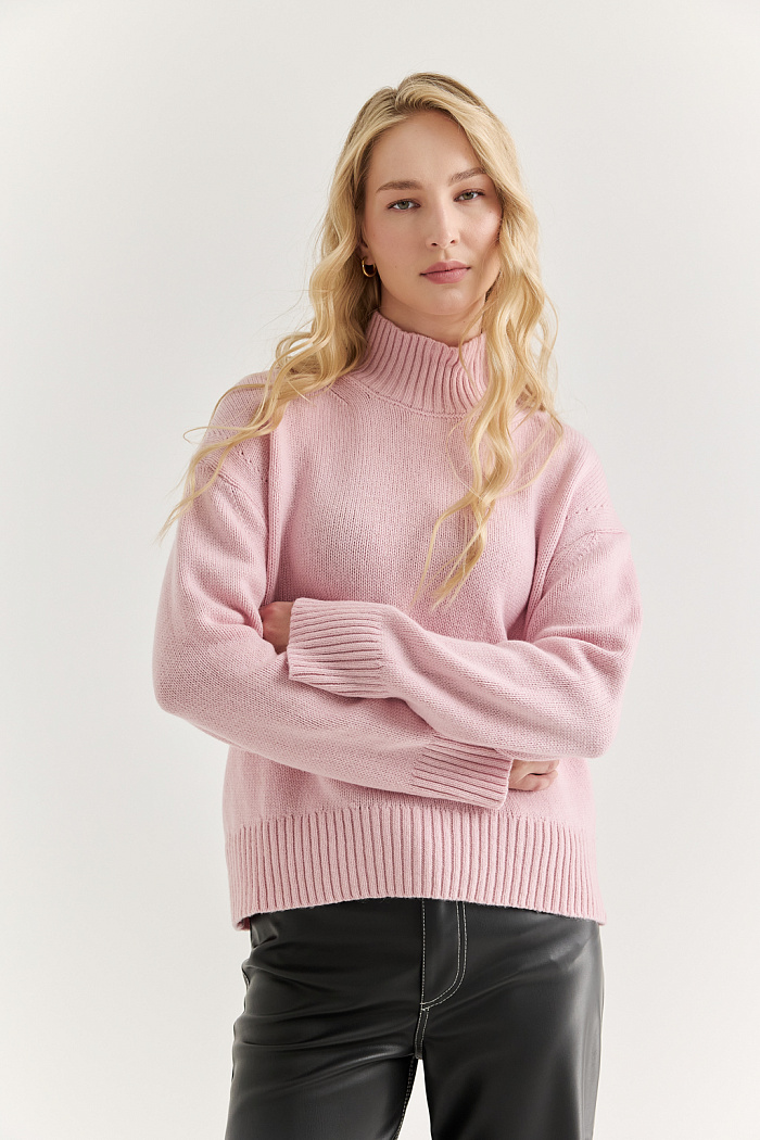 Джемпер оверсайз силуэта с высокой горловиной и ассиметричным низом