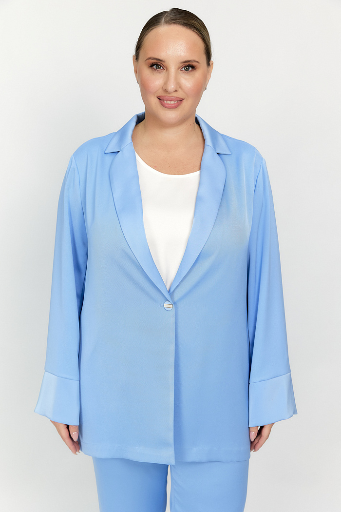 Жакет в пижамном стиле прямого силуэта с застежкой на одну пуговицу.