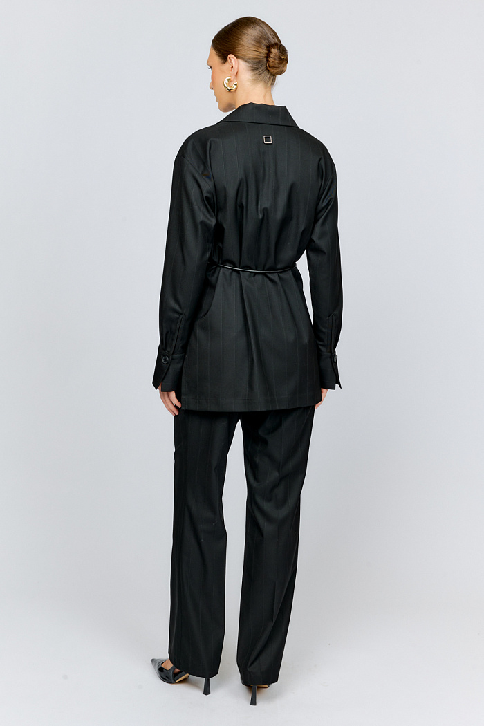 Брюки прямого силуэта полуприлегающего кроя из костюмной ткани с вискозой в деликатную трендовую полоску на черном фоне.