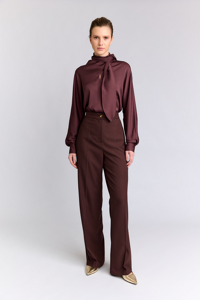 Брюки немного расклешенные от бедер.