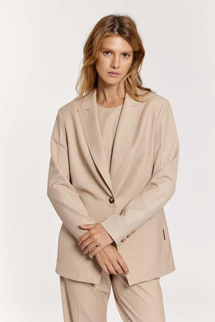 Жакет прямого силуэта с английским воротником и с застежкой на 1 пуговицу длиной до бедер.