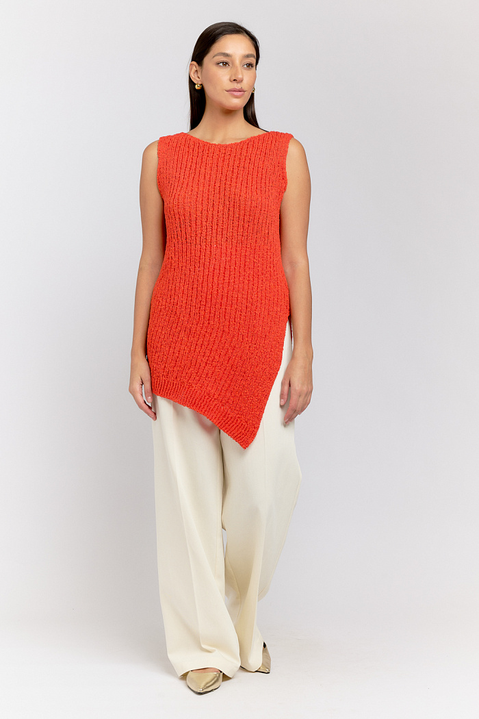 Майка с ассиметричным резом по низу.