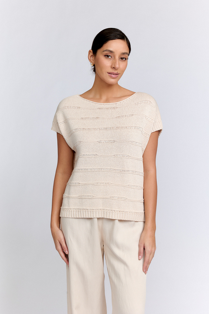 Джемпер без рукавов оверсайз прямого кроя.