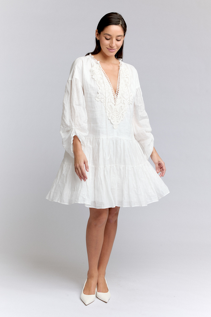 Платье-мини воздушное с ярусной юбкой и  пышными рукавами, длиной 7/8. Воротник стойка с тонкими завязками и эксклюзивным декором в стиле бохо по полочке.