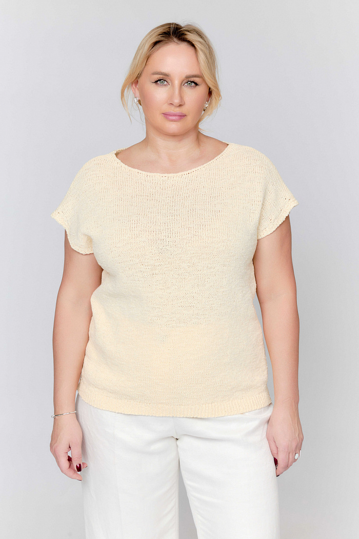 Джемпер без рукавов свободного кроя с круглым вырезом.