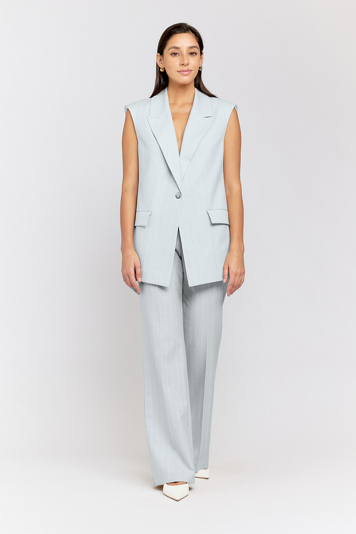 Жилет прямого силуэта на одну пуговицу  с английским воротником.