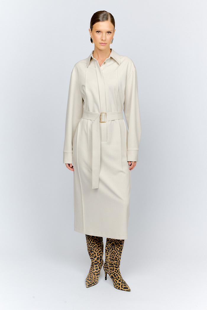 Платье из премиальной костюмной ткани с содержанием шерсти и шелка с отложным воротником, планкой под суппатную застежку спереди и декоративными защипами по вертикали в длине миди. Платье приталивается поясом с пряжкой.