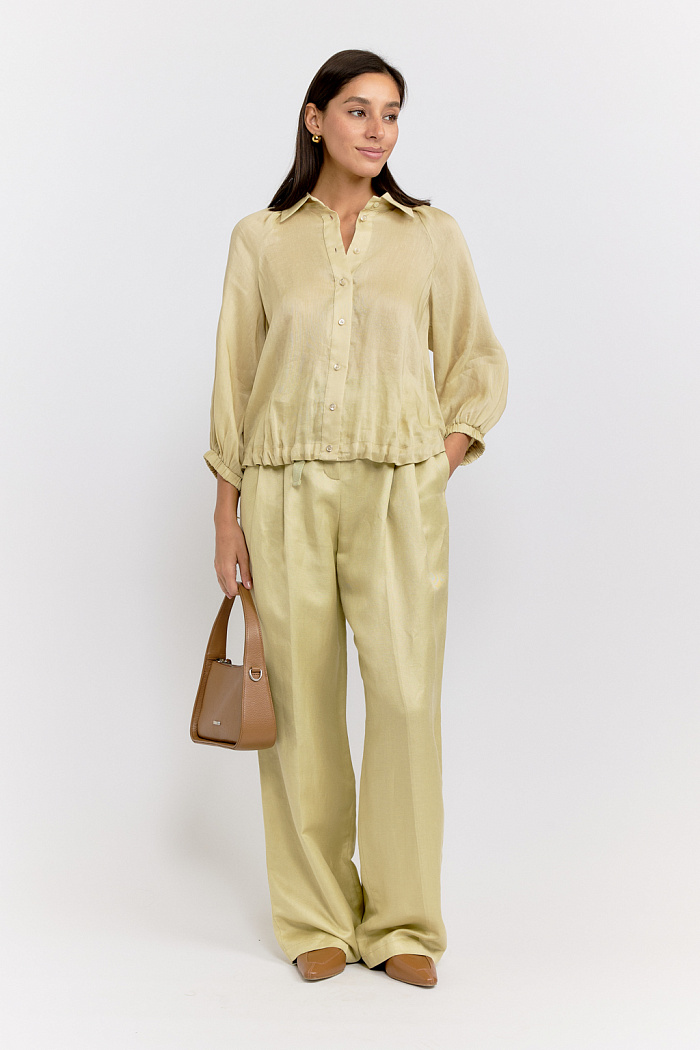 Блуза укороченная с рукавом реглан. По низу кулиска с регуляторами.