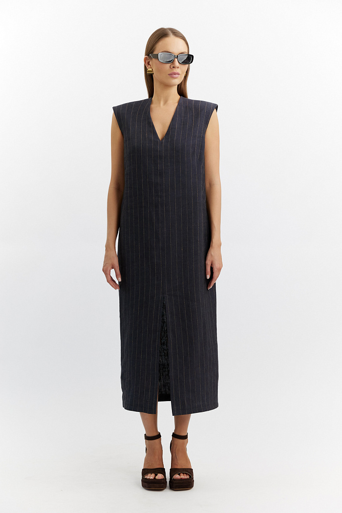 Платье О-силуэта с акцентными линиями плеча на подплечиках. По переду разрез, длина миди.