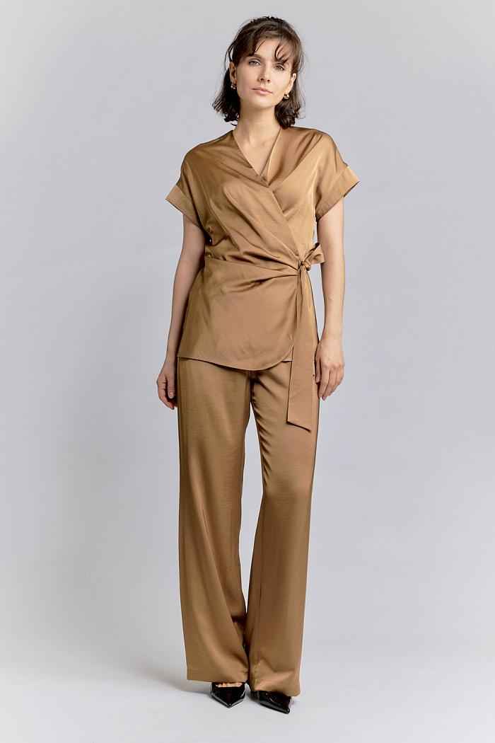 Жилет со сборкой спереди на поясе со спущенным плечом на запах из вискозы с атласной фактурой может быть использован в качестве блузы и топов для разных случаев, а также нарядного элегантного костюма в комплекте с брюками из той же ткани.