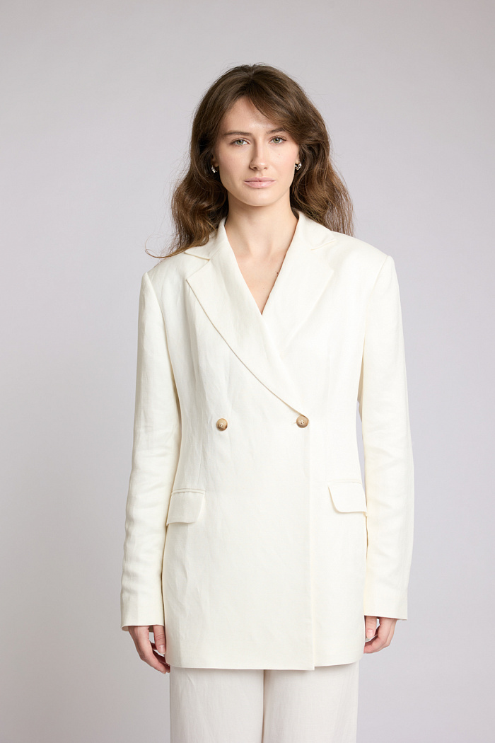 Жакет приталенного силуэта с завышенной линией застежки. Английский воротник.