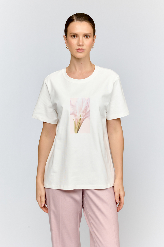 Футболка с нежным цветочным принтом прямого кроя из премиального хлопка молочного цвета. Мягкий материал обеспечивает идеальную посадку и приятные тактильные ощущения. Универсальный дизайн делает футболку отличным выбором для создания как повседневных, так и спортивных образов.