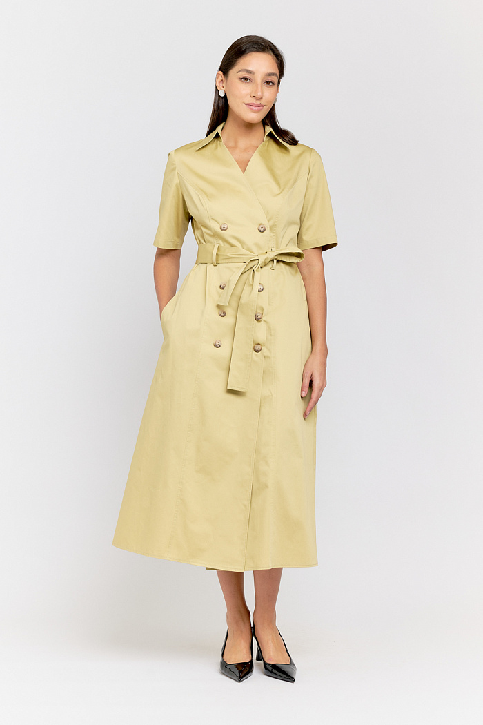 Платье двубортное с воротником без лацкана. Застежка на пуговицах и поясе. Рукав короткий.