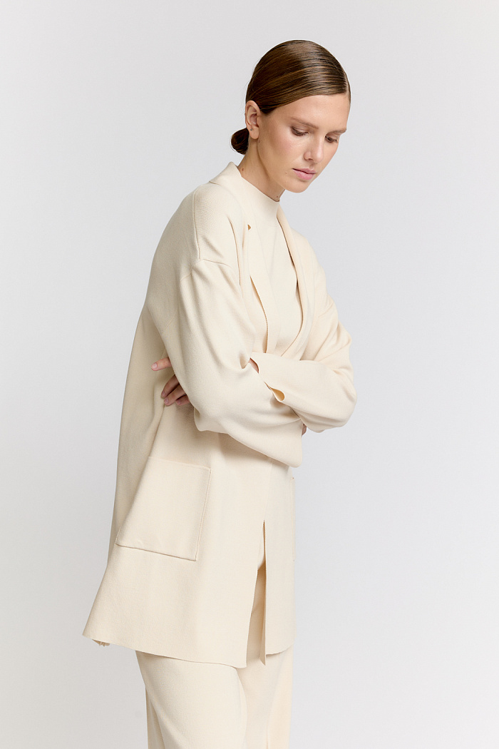 Кардиган прямого силуэта на пуговицах.