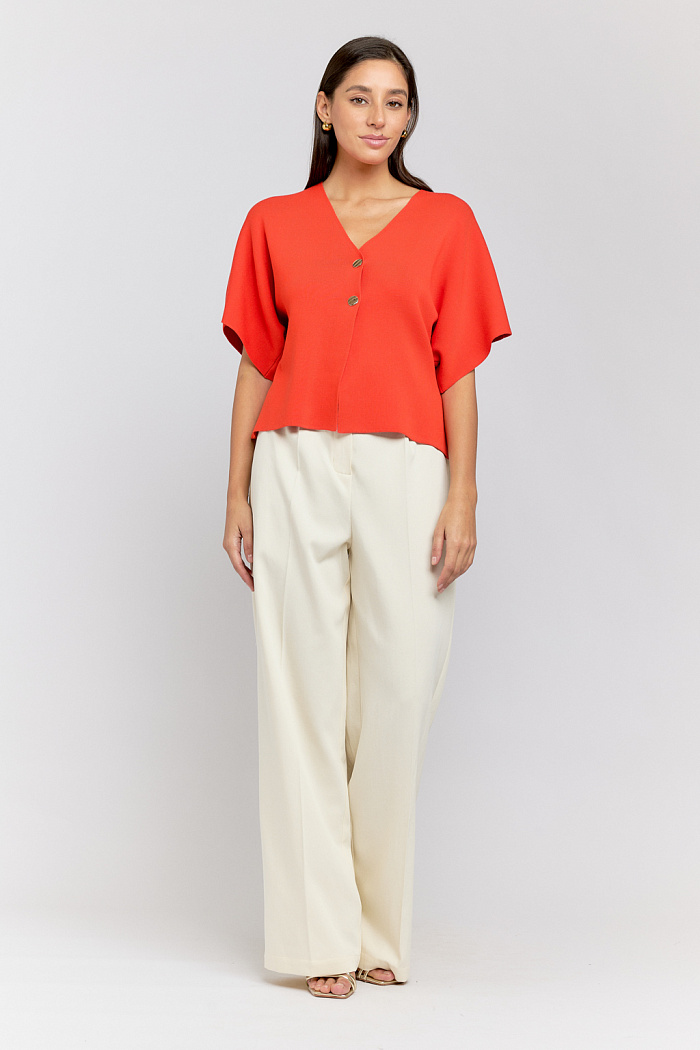 Кардиган свободного кроя с цельнокроенным рукавом на 2 пуговицах.