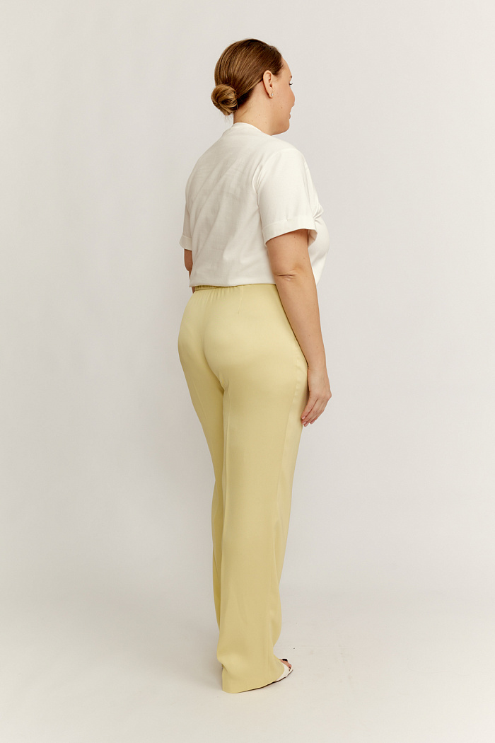 Брюки прямого силуэта с резинкой по спинке полной длины.