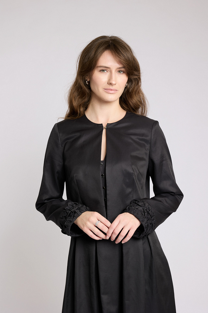 Жакет укороченный прямого кроя с длинны рукавом. Застежка на 4 пуговицы.