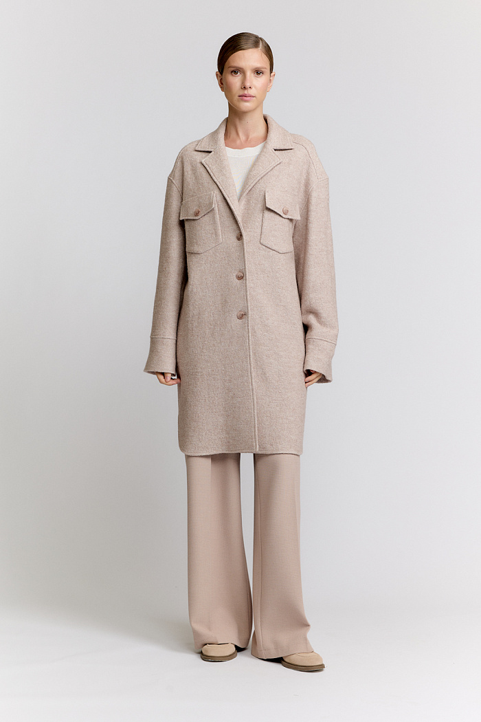 Пальто -рубашка длиной выше колен с застёжкой на пуговицы и накладными карманами.