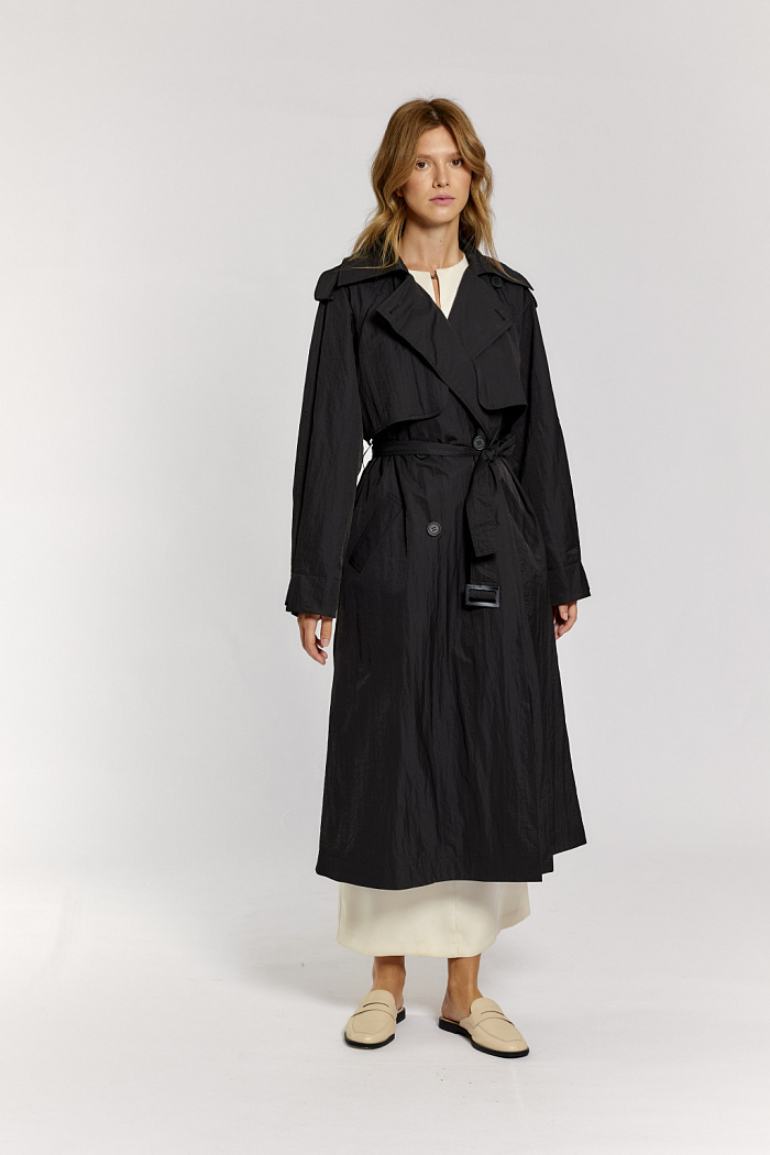 Двубортный плащ оверсайз силуэта с отлитыми кокетками и рукавами реглан. Длина миди. Приталивается поясом.