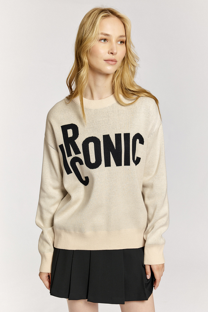 Джемпер со спущенной линии плеча прямого силуэта. Рукав стандартный длины. По полочке расположена надпись.