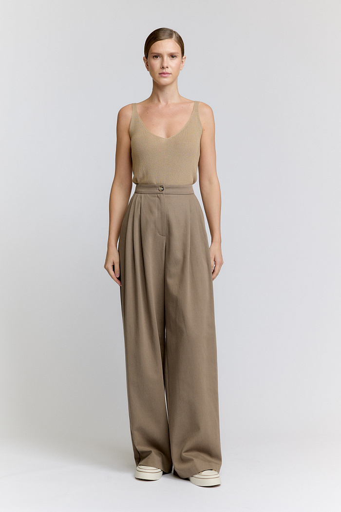 Широкие брюки с тремя складками по талии.