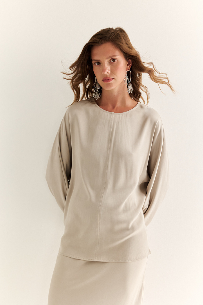 Блуза с цельнокроеными рукавами со складкой по манжету и V-образным вырезом по спинке.