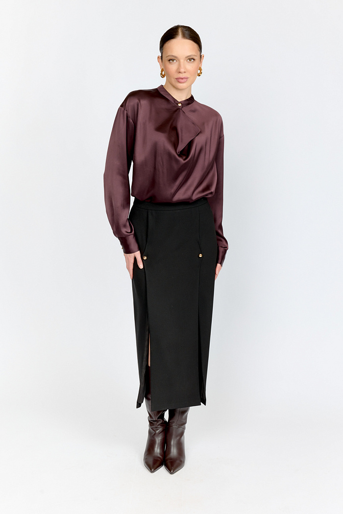 Блуза свободного кроя из шелковистой вискозы винного цвета с интересной деталью в виде складки на горловине с застежкой на декоративную золотую пуговицу. Изделие придаст стильный акцент к любому образу.