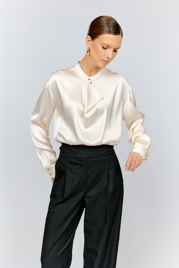 Брюки с широким отрезным поясом и смещенной вбок застежкой на талии расклешенного книзу силуэта вытягивают силуэт и создают тотал комплект с жакетом из этой же ткани.