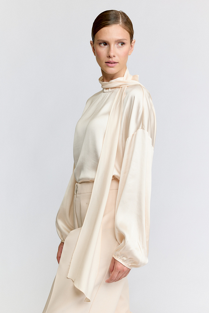 Блуза со спущенными плечами и воротником стойкой. Бант в комплекте.