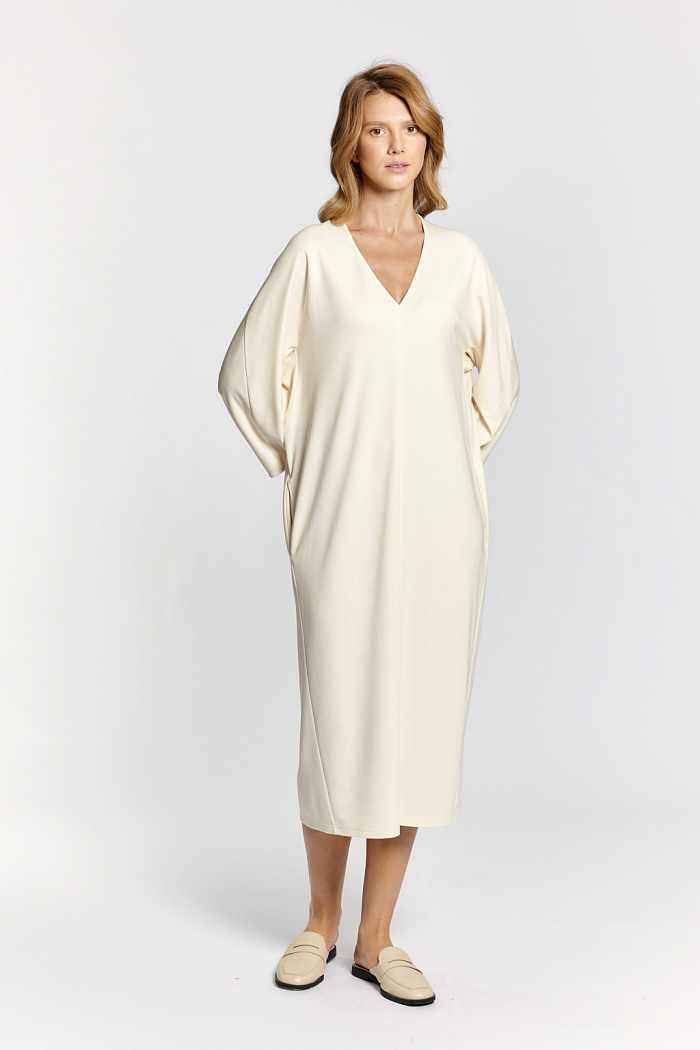 Платье O-образного силуэта с V-образным вырезом и цельнокроеными рукавами длиной 3/4.