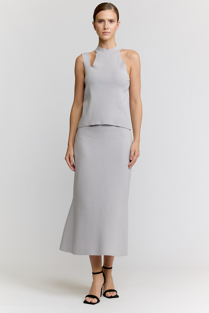 Юбка длиной миди с расклешением понизу.