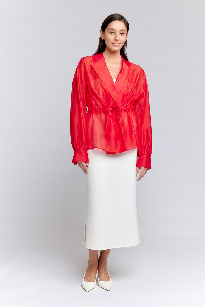 Юбка на резинке приталенного силуэта с разрезом сбоку.