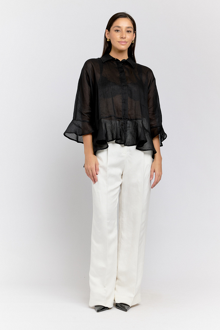 Брюки прямого кроя со стрелками. Застежка на пуговицу и молнию. Карманы в боковых швах.