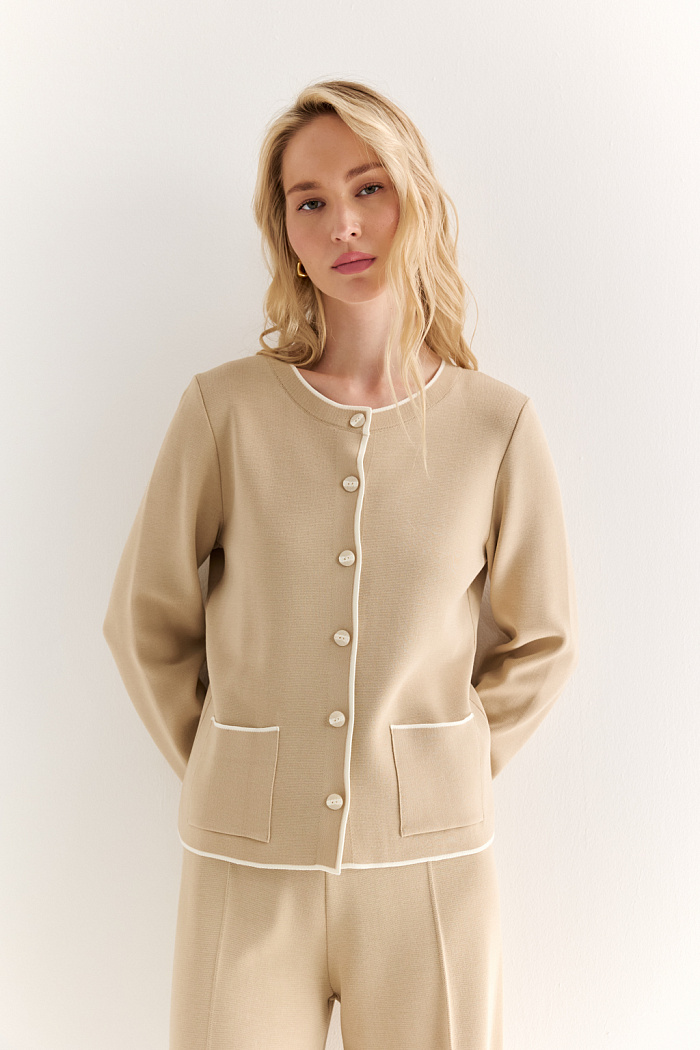 Жакет прямого силуэта длиной выше бедер с контрастной отделкой и застежкой на пуговицы. Рукав полной длины.