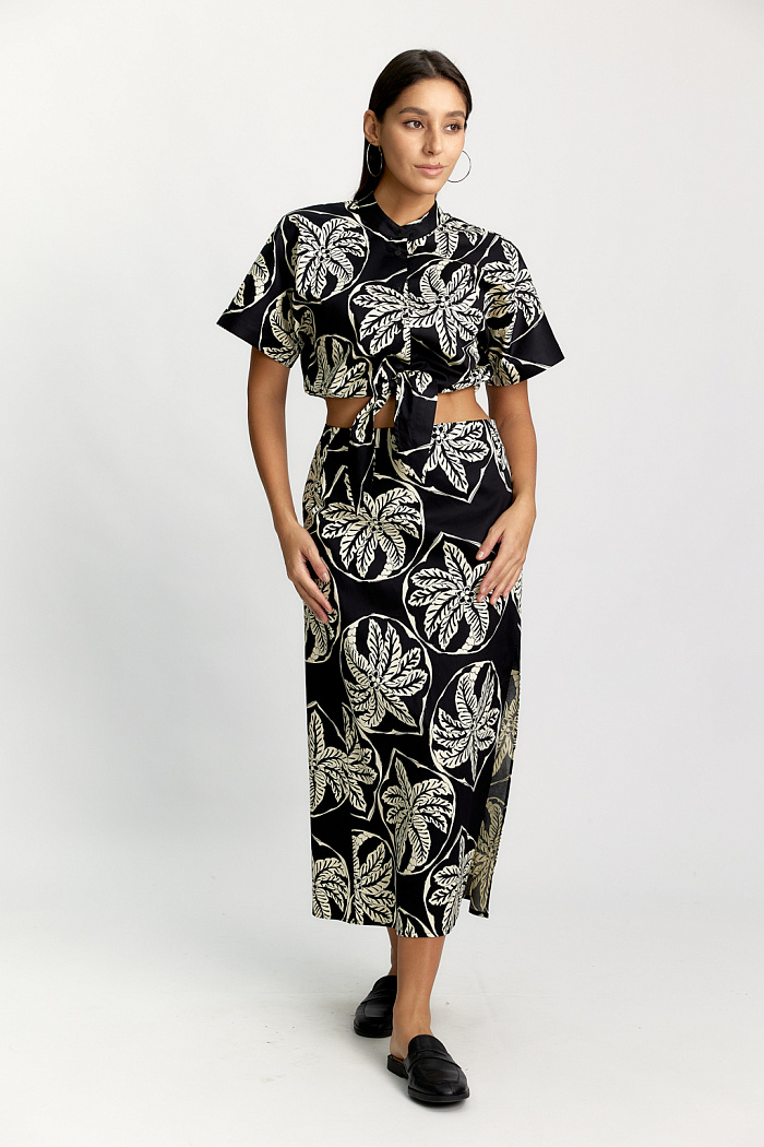 Блуза укороченная на завязке. Воротник стойка. Рукав короткий.