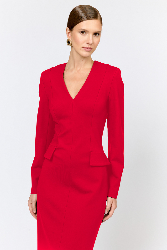 Платье для элегантных образов идеально впишется как в праздничный, так и в будничный гардероб благодаря лаконичности, силуэту и длине. Модель приталенного кроя прилегающего силуэта с глубоким V-образным вырезом и декоративными клапанами создающим эффект баски. Выполнено из плотной трикотажной ткани с содержанием вискозы. Вискоза делает ткань приятной к телу, обеспечивает воздухопроницаемость и пластичность. Нейлон  обеспечивает  износостойкость и стабильность насыщенного цвета.  Преимущества ткани: ткань хорошо держит форму, мягко облегая фигуру.  Не сминается, не требует особого ухода.   Позволяет коже "дышать".