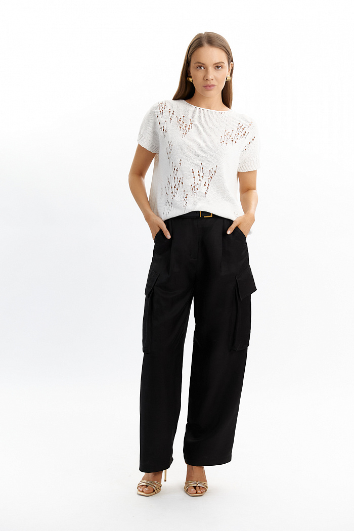 Джемпер свободного кроя с коротким рукавом фактурной вязки.